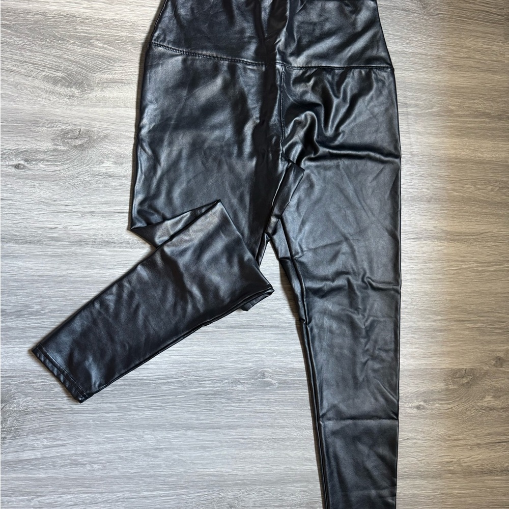 Hot Kiss Shiny Black Leggings